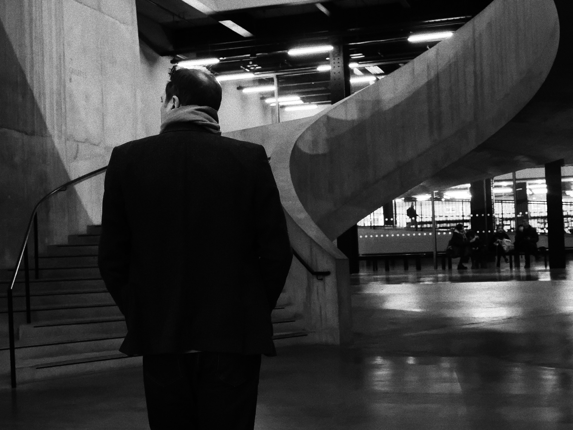 OM System OM-3 sample photos: man in Tate Modern gallery, gritty black and white edit