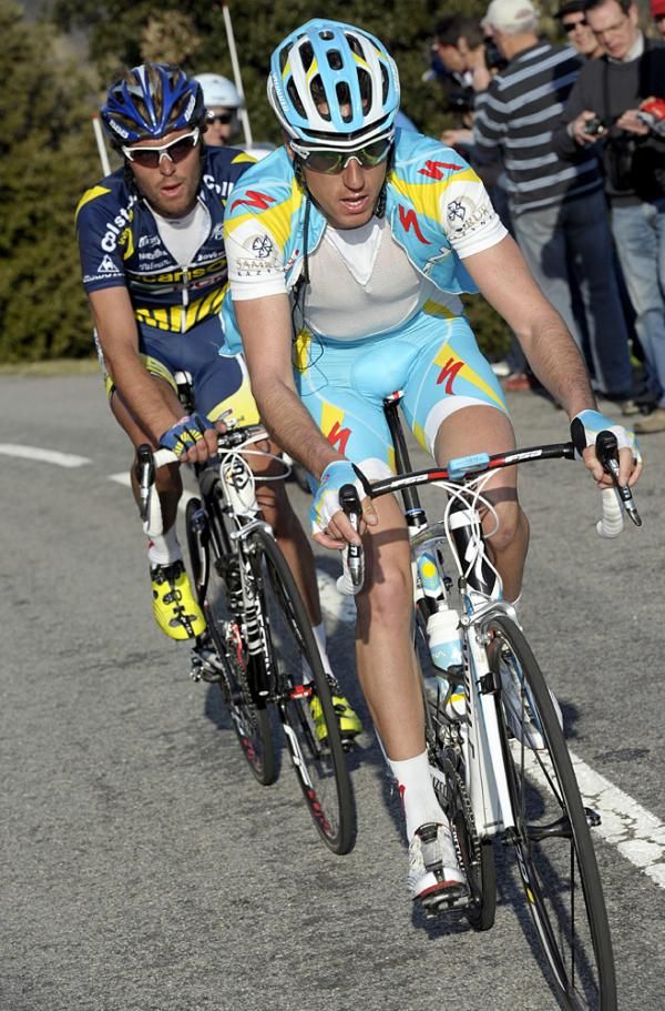 Robert Kiserlovski (Astana) attacks with Matteo Carrara (Vacansoleil)