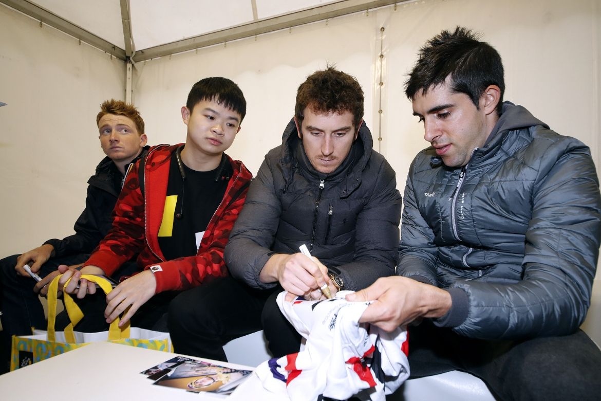 Jonathan Castroviejo helps Geraint Thomas sign autographs
