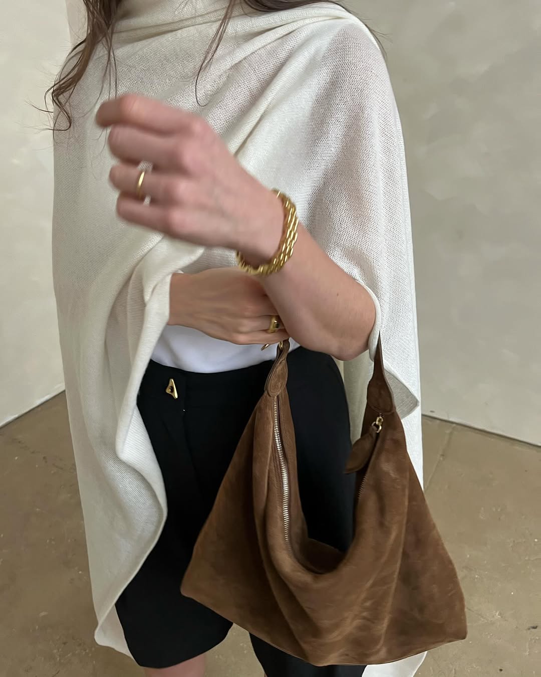 Laura Reilly con un poncho.