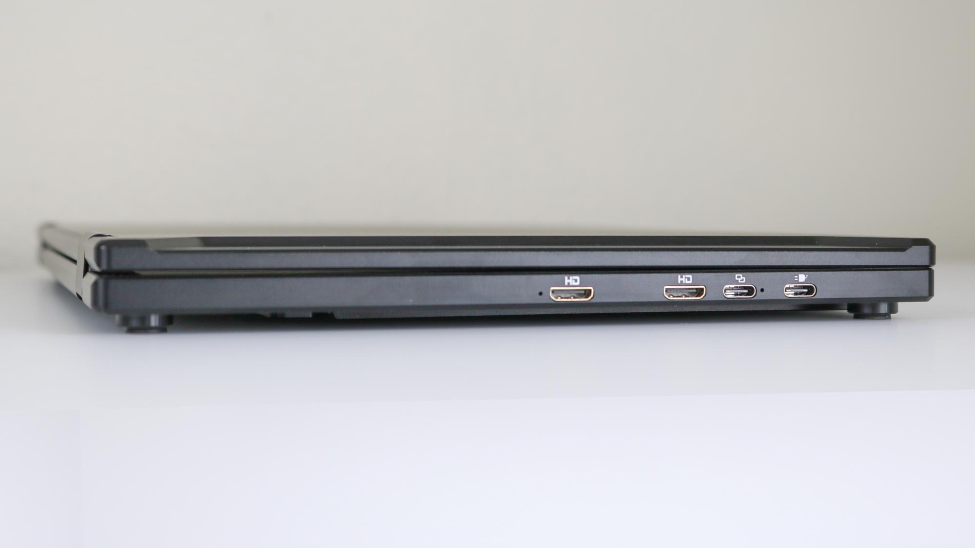 A side view of the ports on the UPERFECT UStation Delta dual-screen portable monitor