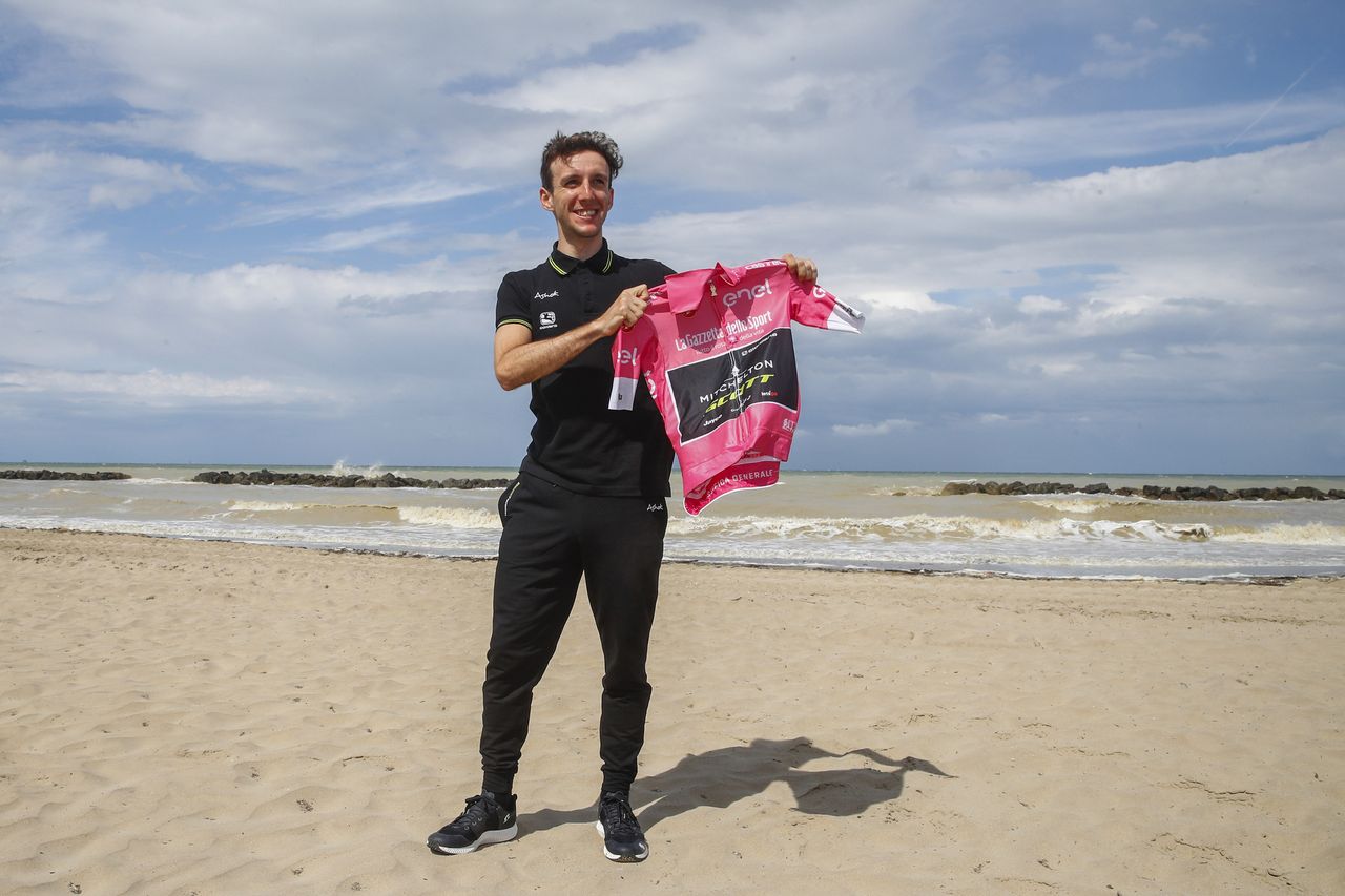 Simon Yates poses with his maglia rosa
