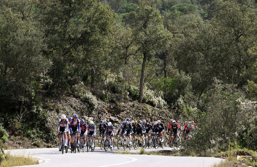 The peloton on stage one of the Volta a Catalunya 2025