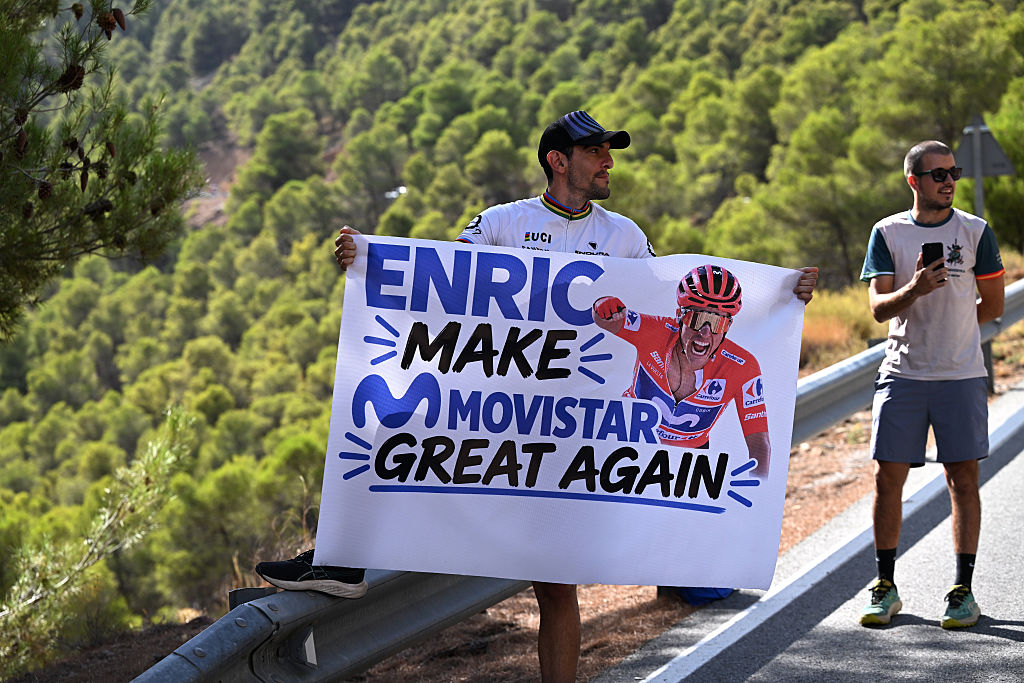 A fan holds a sign that says 'Enric make Movistar great again'