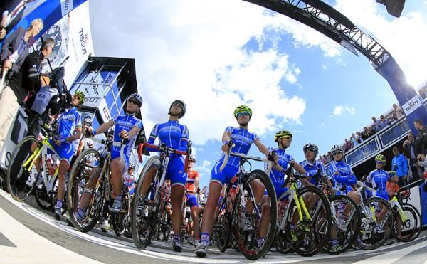 Defending world champion Giorgia Bronzini and her Italian teammates on the front row at the start of the women's road race world championship.