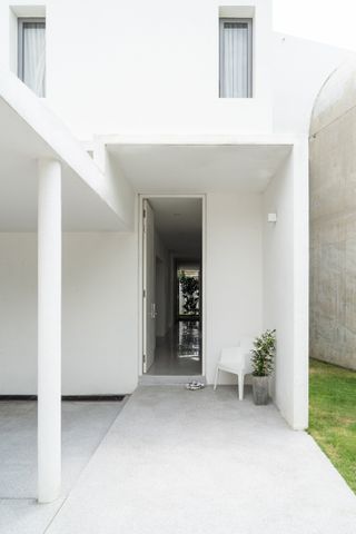 minimalist white entrance at Bewboc house in Malaysia
