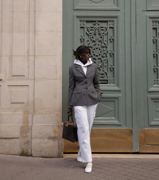 Amy Lefévre mengenakan pakaian olahraga putih dengan blazer Aritzia jam pasir abu-abu