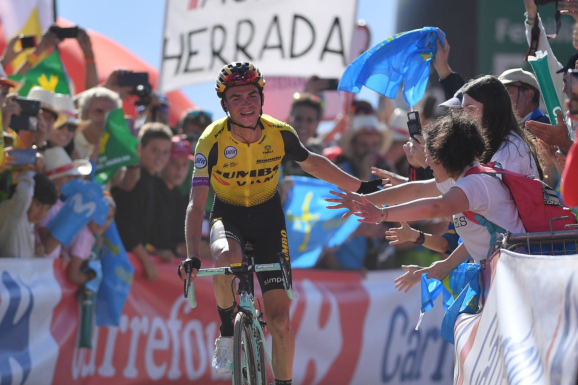 Sepp Kuss takes impressive victory as Roglič strengthens lead on Vuelta