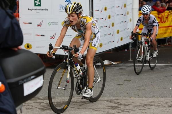 Mara Abbott (Team Columbia) wins the stage ahead of Emma Pooley (Cervelo Test Team).