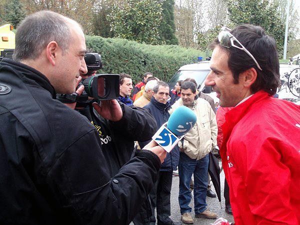 Alberto Fern&aacute;ndez De La Puebla (Saunier Duval - Scott) is interviewed before the start.