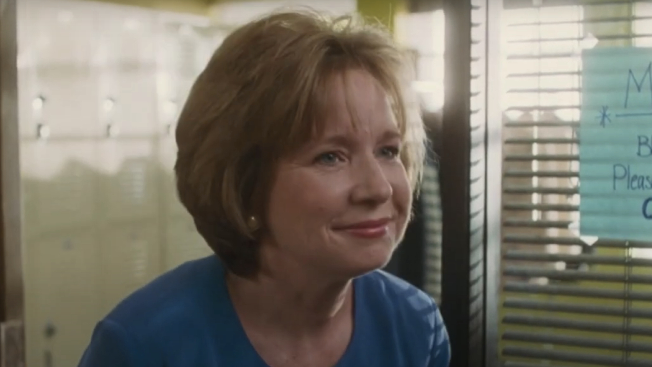 Debra Jo Rupp como Barbara dando una sonrisa condescendiente en Clockwatchers