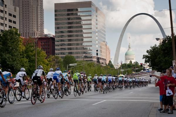 Heading back towards the finish with the Old Courthouse and Arch in the distance.
