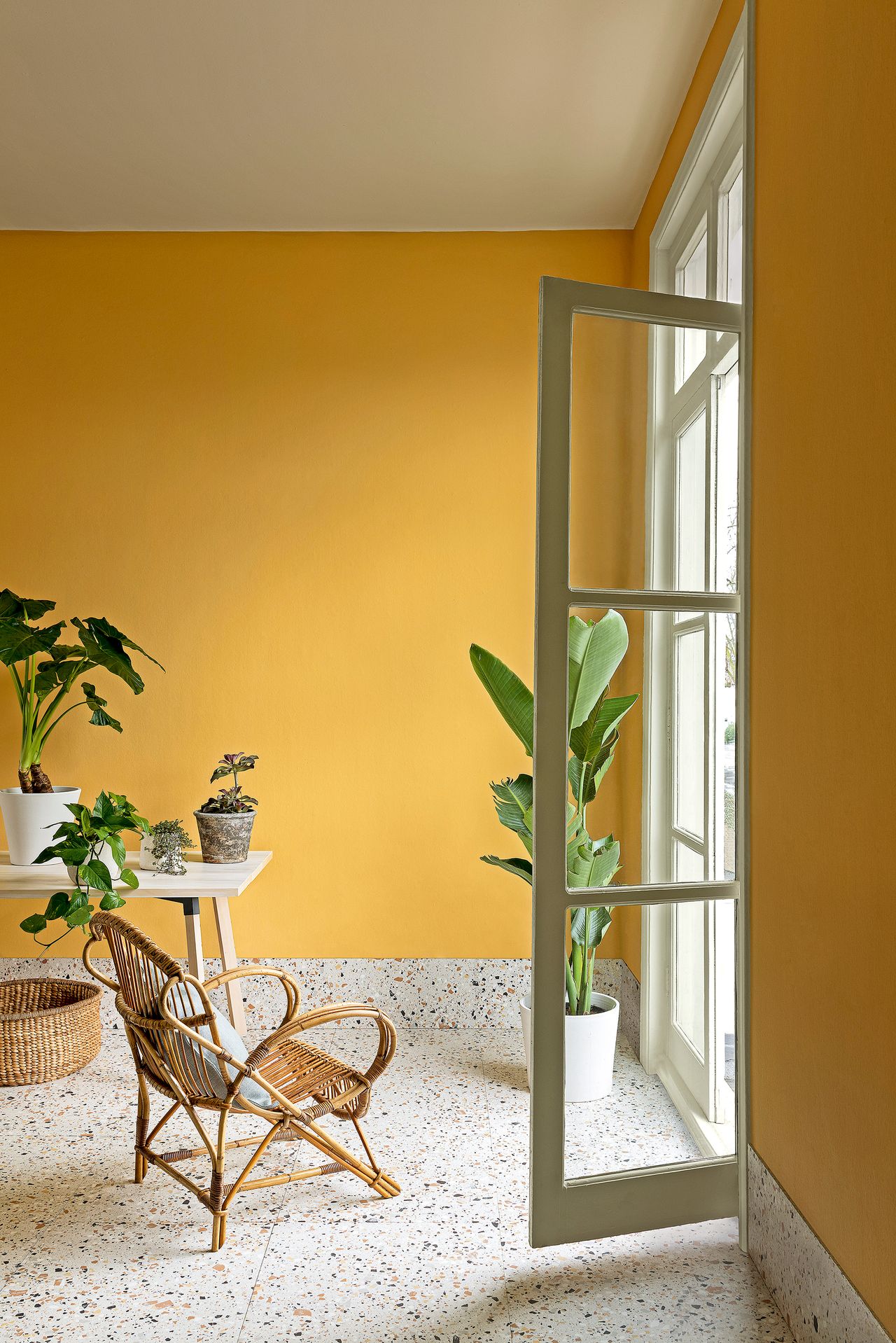 decorating-with-yellow-20-ways-to-use-this-sunshine-shade-homes