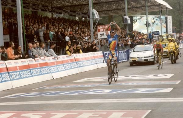 Johan Museeuw sprints clear of Mauro Gianetti to win the title in 1996