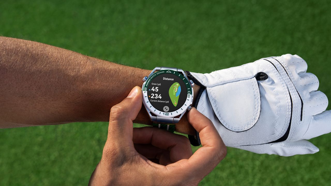 HUAWEI GPS golf watch on a man&#039;s hand