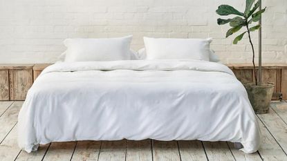 Percale vs Sateen: Beddable white bed sheets 