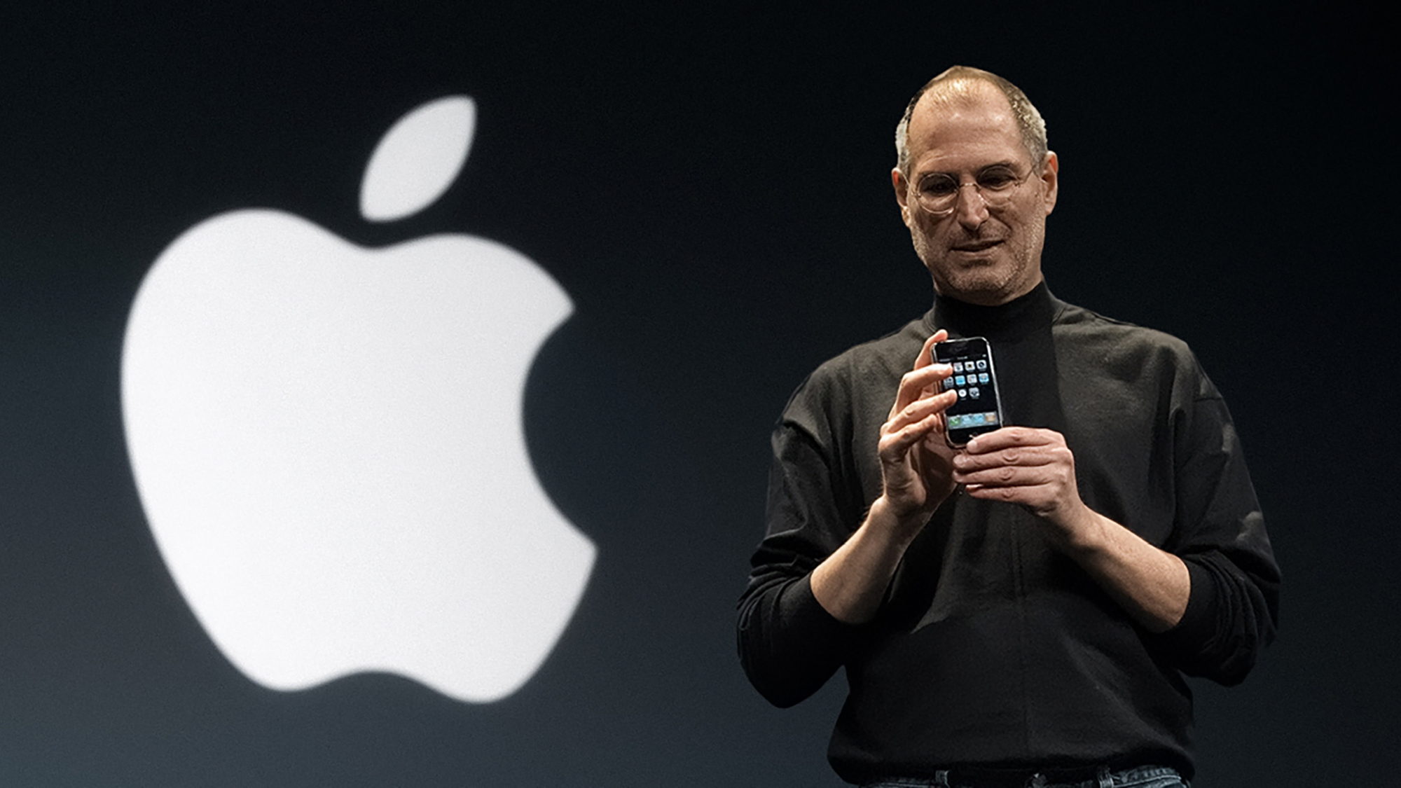 Steve Jobs presents the iPhone
