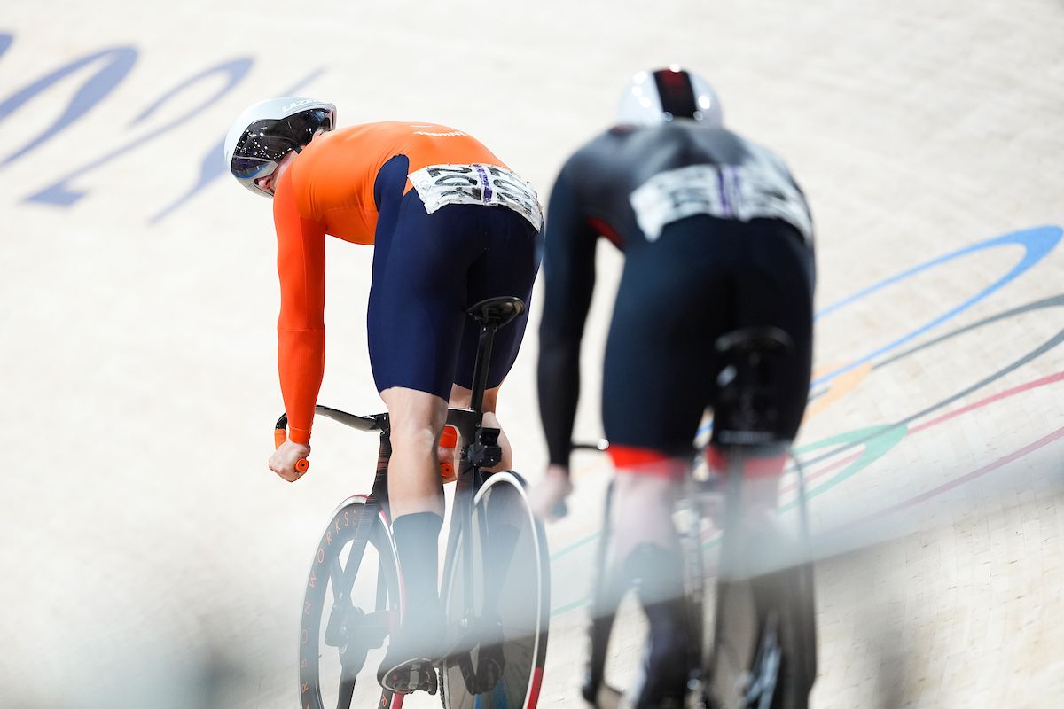 Picture by Zac Williams/SWpix.com - 09/08/2024 - Paris 2024 Olympic Games - Track Cycling - National Velodrome, Saint-Quentin-en-Yvelines, France - Men's Sprint Final for Bronze - Jeffrey Hoogland (Netherlands), Jack Carlin (Great Britain)