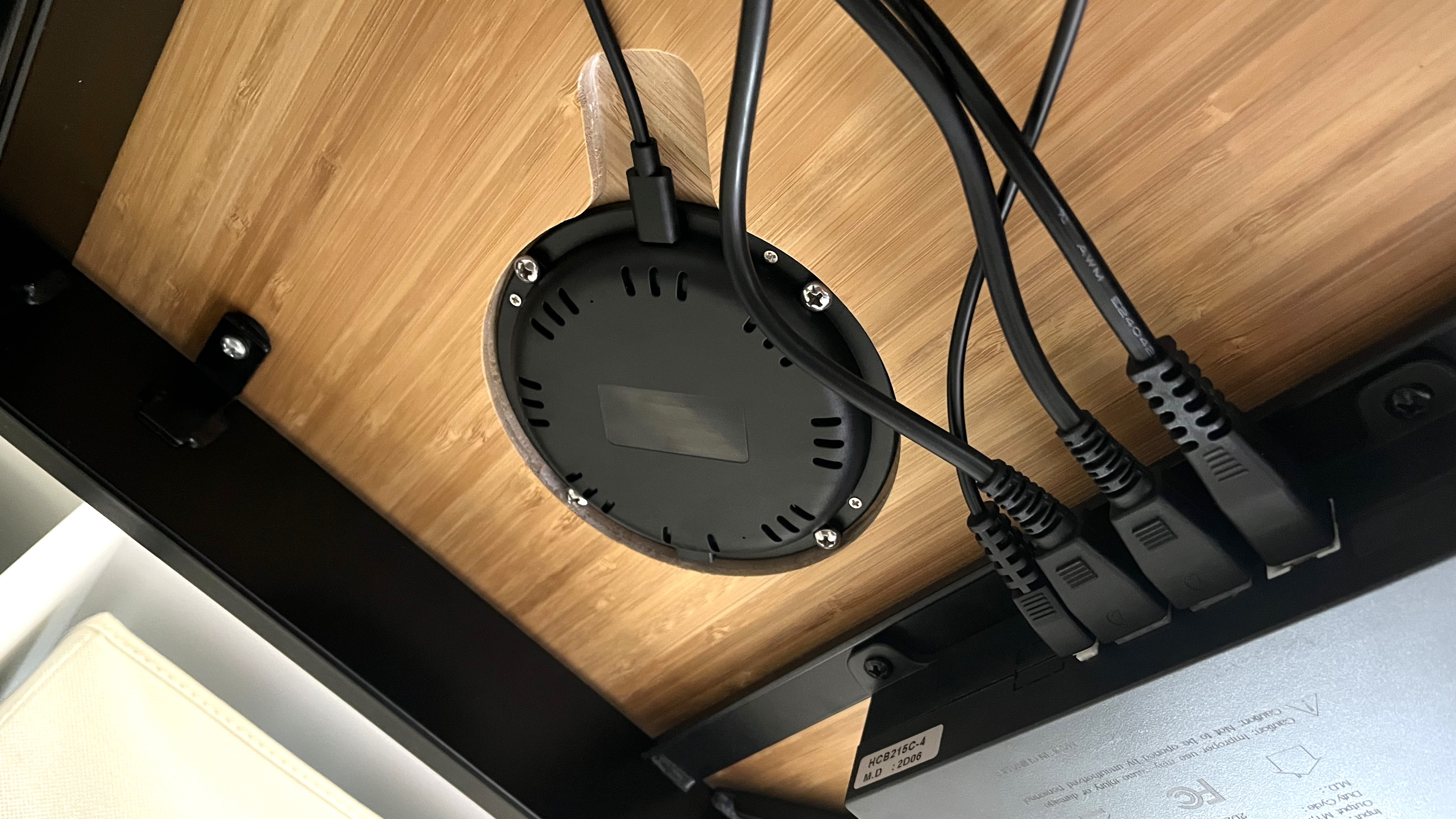 Kabelloses Ladegerät FlexiSpot Q8 unter dem Schreibtisch integriert