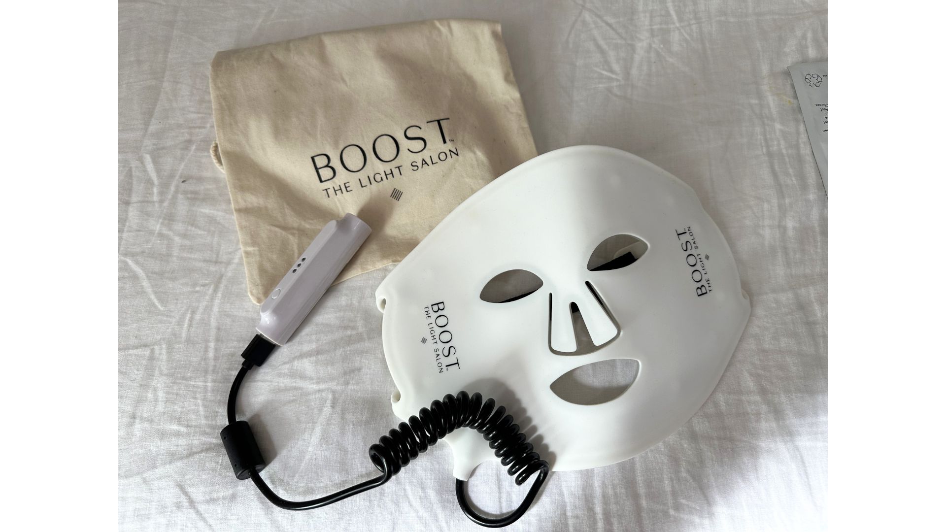 Otevřená maska ​​The Light Salon Boost Mask rozložená na bílém pozadí.