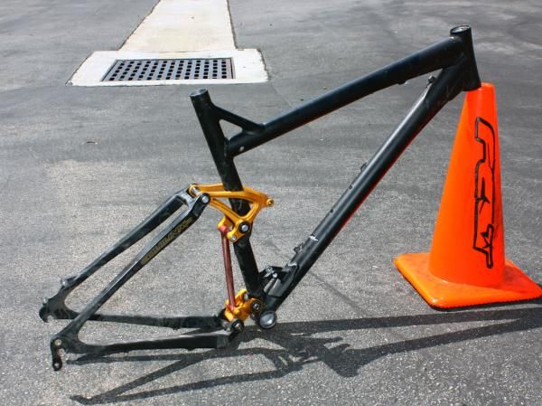 Felt says it first supplied its sponsored cross-country racers with this prototype 100mm-travel 'FRD' model but ultimately deemed it too heavy.