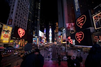 纽约时代广场上“我承诺爱你”的广告牌