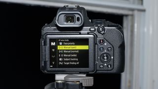 Nikon P1000 rear screen displaying AF area mode menu