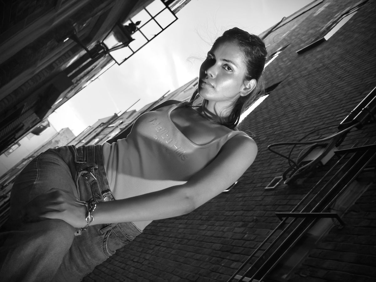 Example shot showing low-angle views of the dynamically posing model. The low side key light from the FS60B adds drama and gives the model a more three-dimensional look.