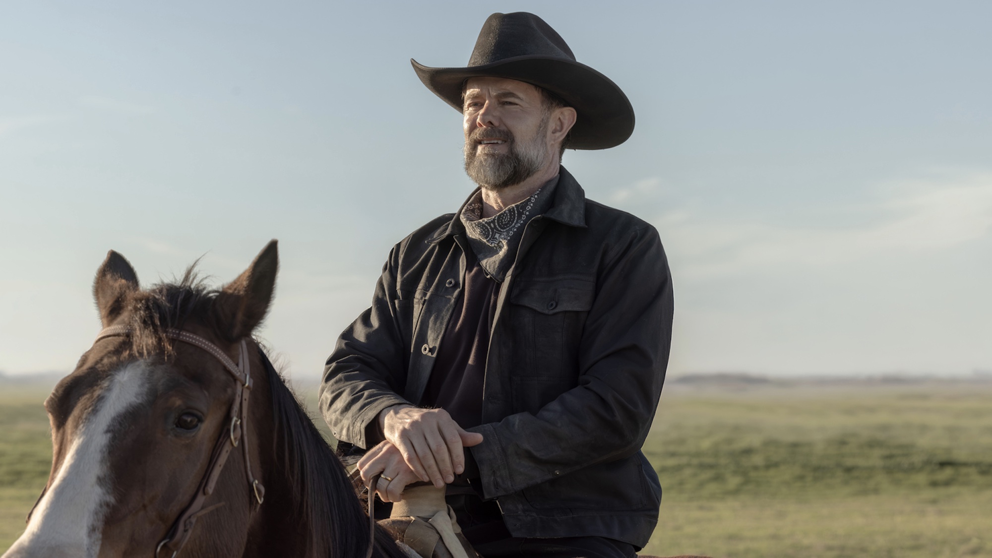 Garret Dillahunt riding a horse in Lanterns. 