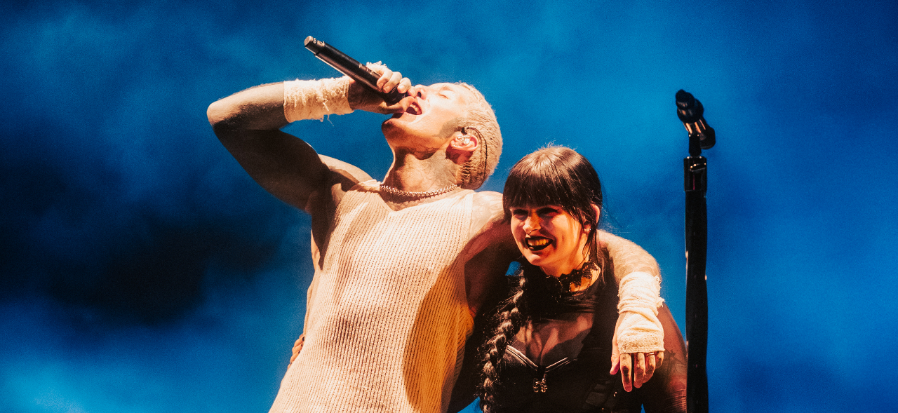 Oli Sykes on stage with Maphra