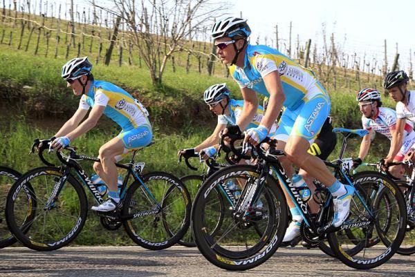 Alexandre Vinokourov (Astana) surrounded by teammates
