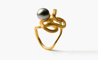 Tropetknud ring in yellow gold with pearl, 1979