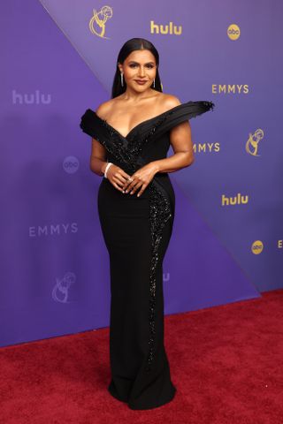 LOS ÁNGELES, CALIFORNIA - 15 DE SEPTIEMBRE: Mindy Kaling asiste a la 76.ª edición de los premios Primetime Emmy en el Peacock Theater el 15 de septiembre de 2024 en Los Ángeles, California. (Foto de Amy Sussman/)