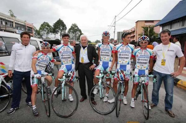 The Androni Giacottoli squad is a bunch of happy campers
