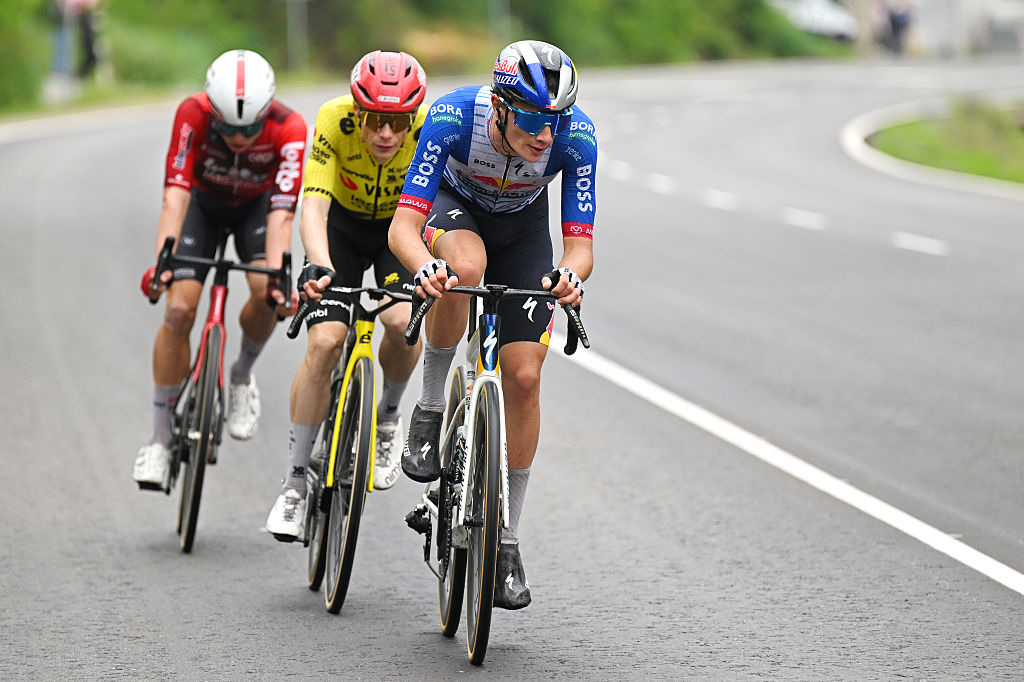 VELIKO TARNOVO, BULGARIA - MAY 09: (L-R) Lennert Van Eetvelt of Belgium and Team Lotto Intermarche, Jonas Vingegaard of Denmark and Team Visma | Lease a Bike and Giulio Pellizzari of Italy and Team Red Bull - BORA - hansgrohe compete in the breakaway during the 109th Giro d&amp;amp;apos;Italia 2026, Stage 2 a 221km stage from Burgas to Veliko Tarnovo / #UCIWT / on May 09, 2026 in Veliko Tarnovo, Bulgaria. (Photo by Tim de Waele/Getty Images)