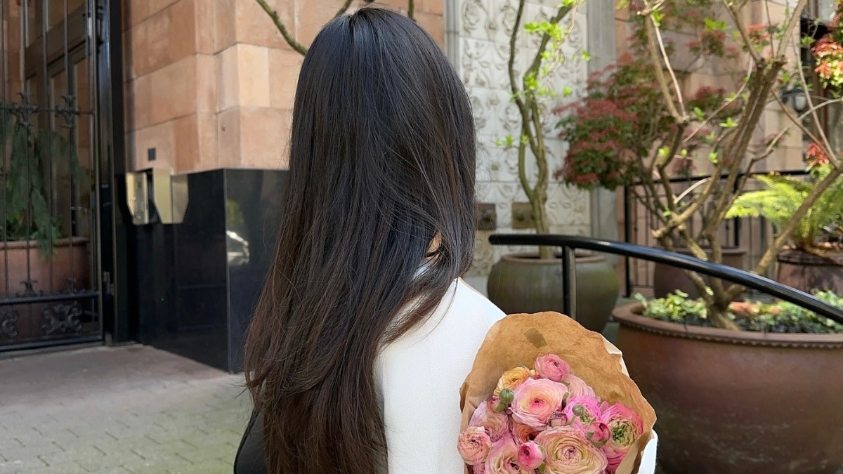 Creator @mobinapeiman with flowers and silky, shiny hair