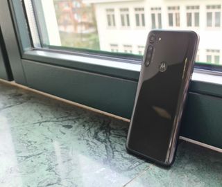 Motorola Moto G8 Power nojaa ikkunaa vasten