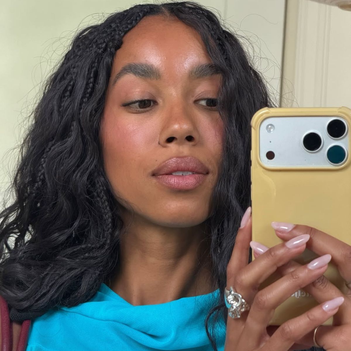 Creator @amaka.hamelijnck taking a selfie with a natural makeup look