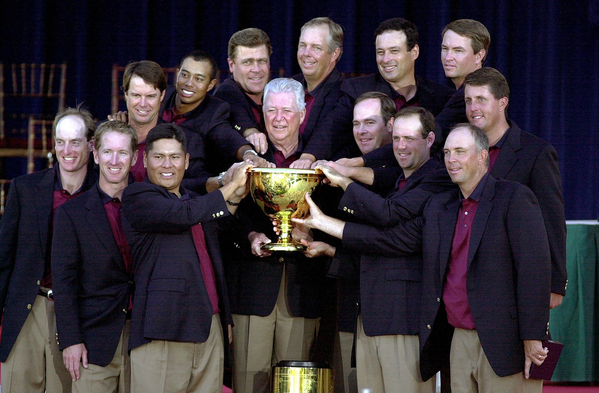 The victorious US Team hold up the Presidents Cup in 2000
