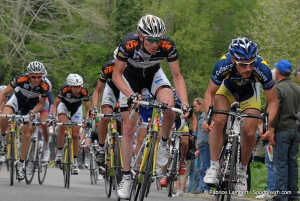 Eric Berthou (Bretagne - Schuller) and Romain Feillu (Vacansoleil-DCM).