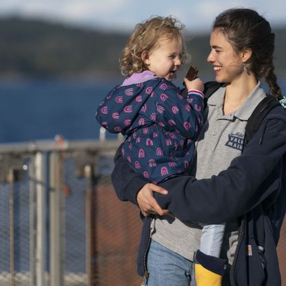 maid l to r rylea nevaeh whittet as maddy and margaret qualley as alex in episode 101 of maid cr ricardo hubbsnetflix © 2021