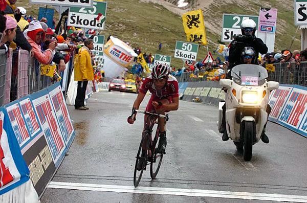 Ivan Parra (Cofidis) finishes in third.