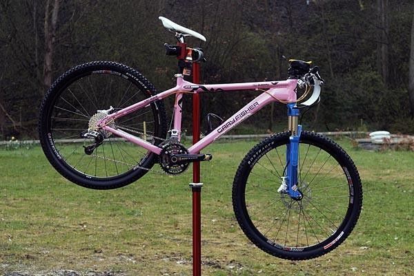 Subaru-Gary Fisher riders were spotted aboard new '09 prototype aluminium hardtails.