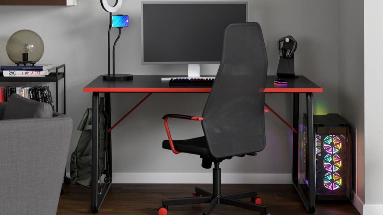 IKEA HUVUDSPELARE gaming chair and desk in a gray setup