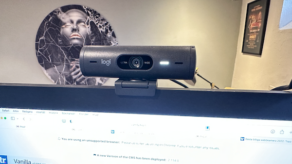 Logitech Brio 505 näytön päällä harmaan kasvotaulun edessä