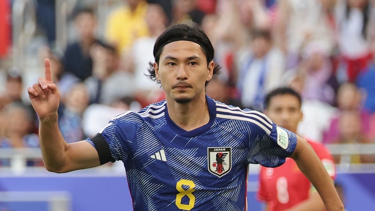 Takumi Minamino of Japan celebrates prior to the Iraq vs Japan live stream at the AFC Asian Cup