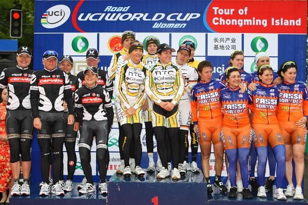 The teams crowd the podium for their prize ceremony - Cervelo TestTeam, HTC - Columbia Women and Top Girls Fassa Bortolo - Ghezzi