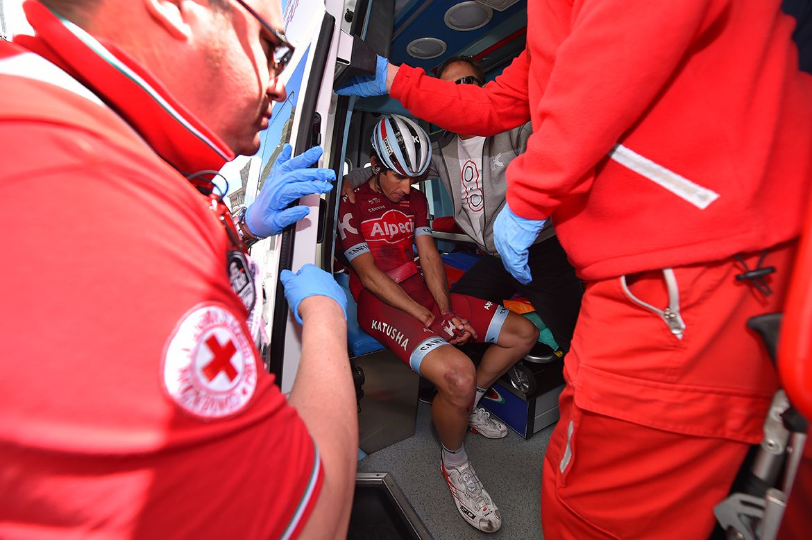 Alberto Losada (Katusha) abandons the Giro d'Italia after a crash
