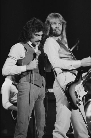 Hammersmith 1978, Dennis DeYoung spots something on JY's shoe