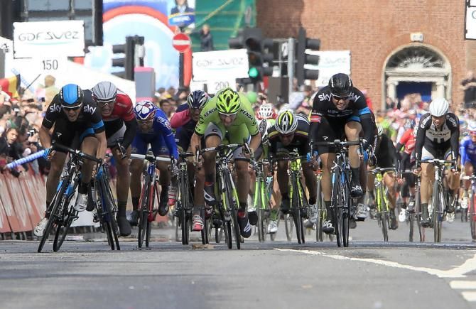 The bunch sprint opens up for stage 3 of the Giro d'Italia